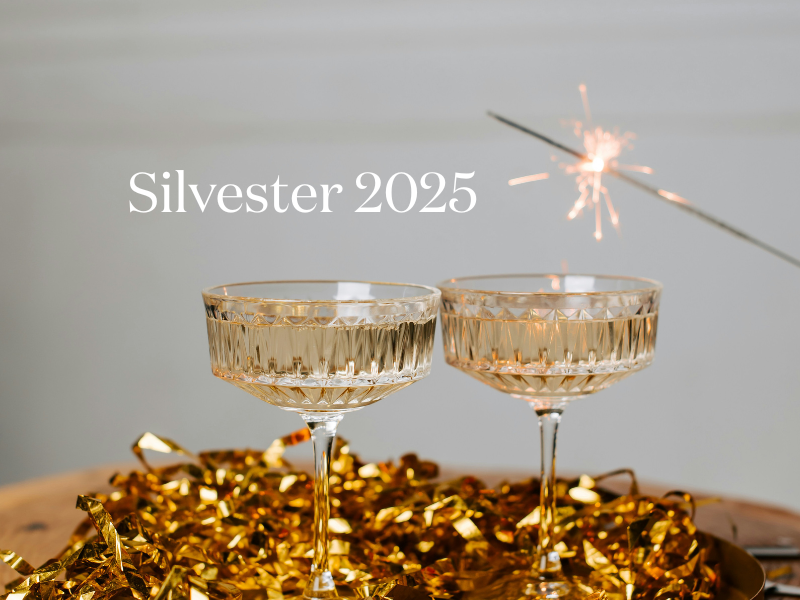 Gläser mit Wunderkerze für Silvester 2025