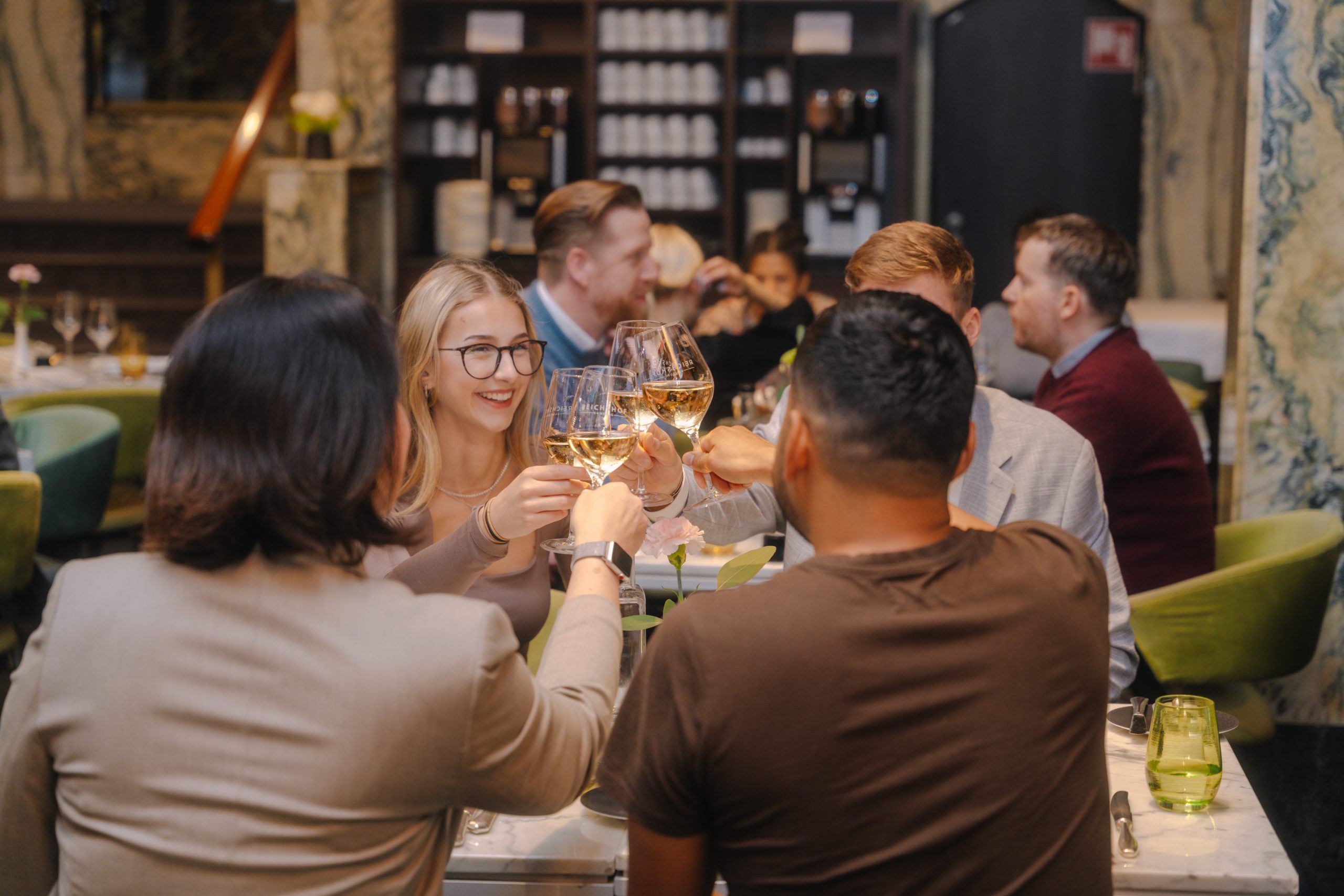 Menschen feiern im Stadt Restaurant